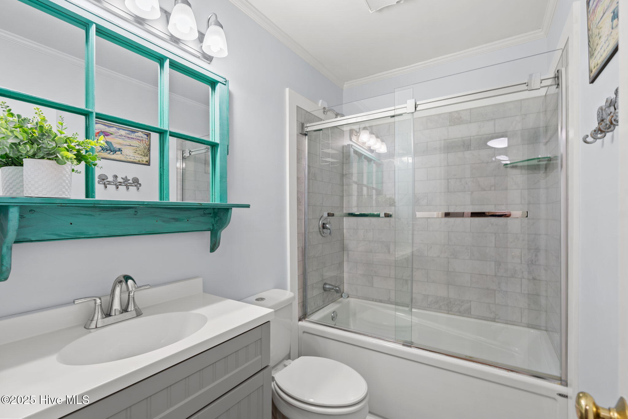 277 West First Street, Unit 1I Ocean Isle Beach, NC 28469 - Photo 25 of 43 Guest bath with tub/shower combination.