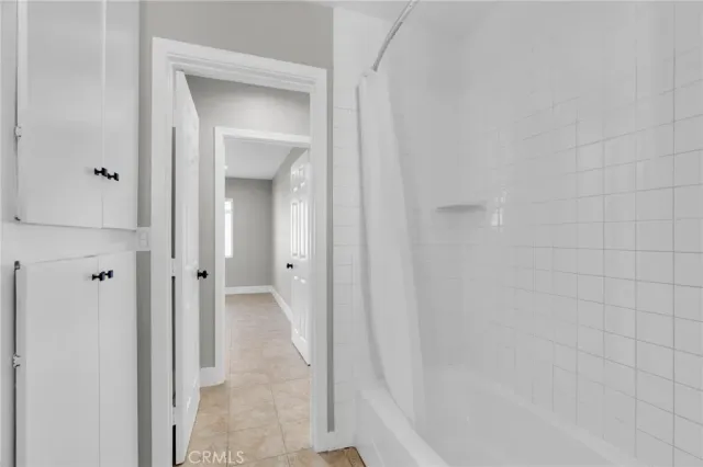 $1,995 | 5828 Whitsett Avenue, Valley Village, CA 91607