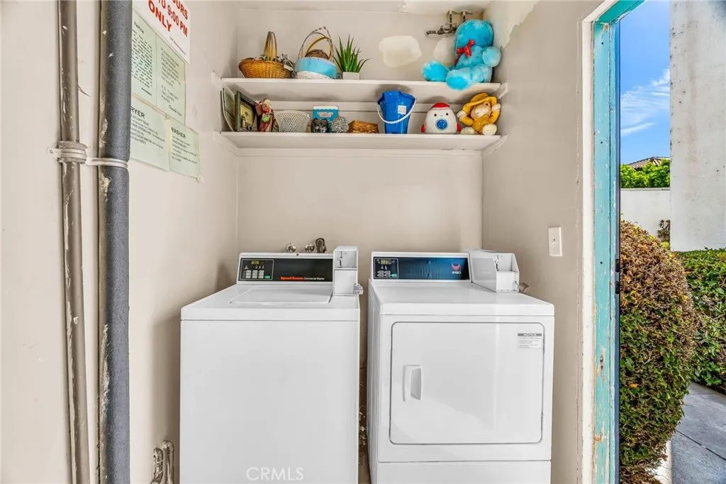 5828 Whitsett Avenue Valley Village, CA 91607 - Photo 20 of 27 a utility room with dryer and washer