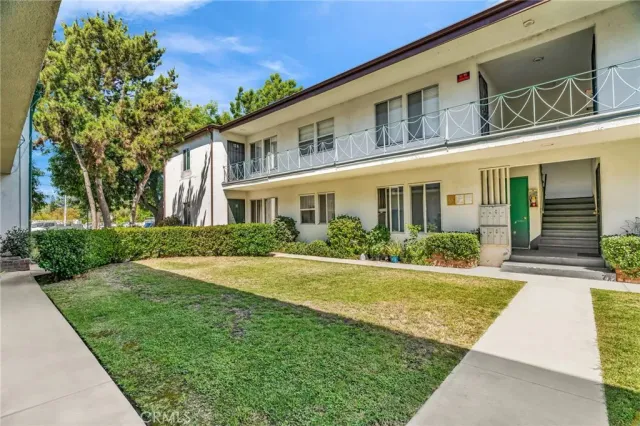 $1,995 | 5828 Whitsett Avenue, Valley Village, CA 91607