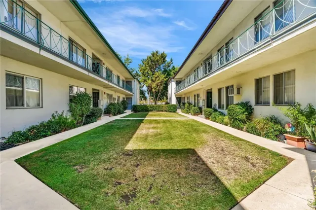 $1,995 | 5828 Whitsett Avenue, Valley Village, CA 91607