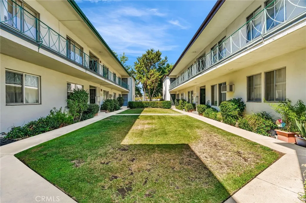 5828 Whitsett Avenue Valley Village, CA 91607 - Photo 26 of 27