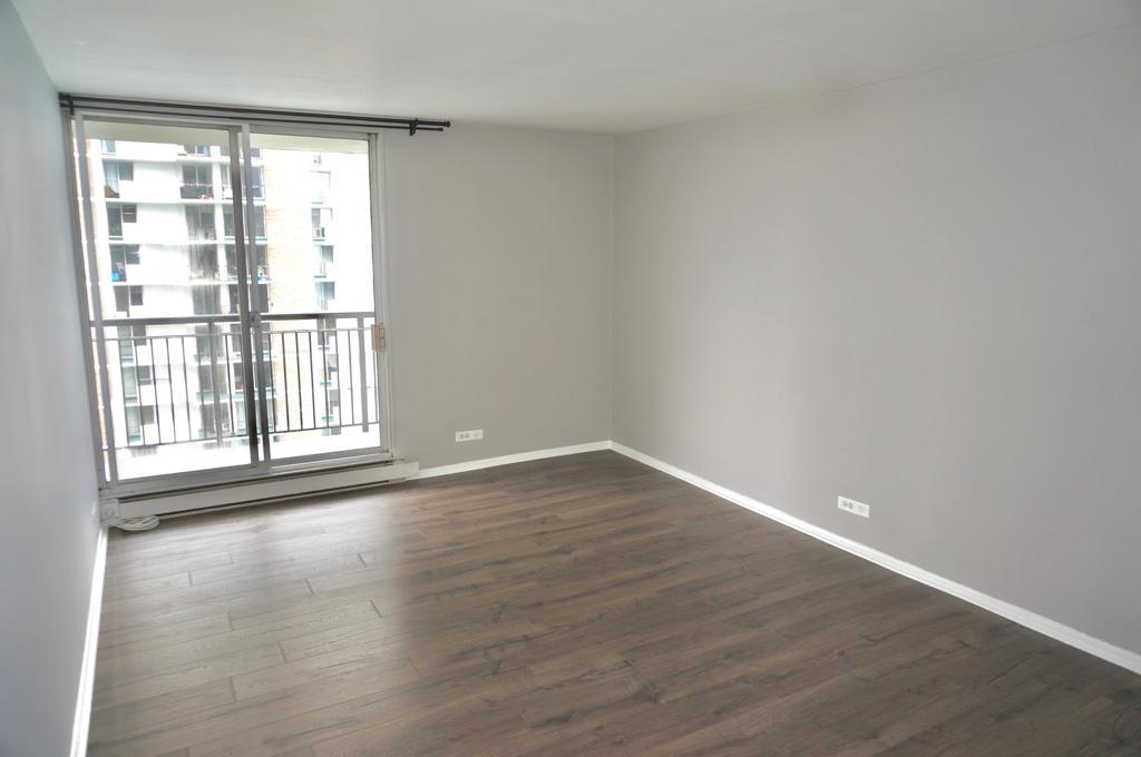 6007 North Sheridan Road, Unit 32D Chicago, IL 60660 - Photo 15 of 20 a view of an empty room with wooden floor and a window