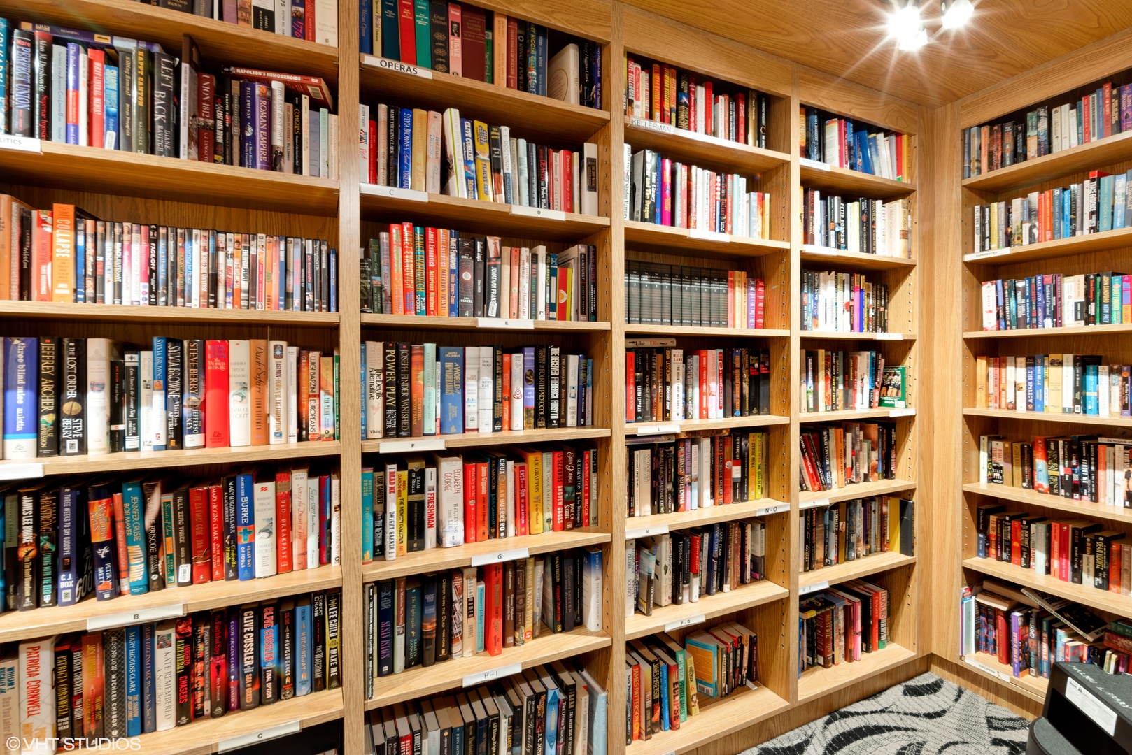 6007 North Sheridan Road, Unit 32D Chicago, IL 60660 - Photo 19 of 20 a living room with furniture and a book shelf