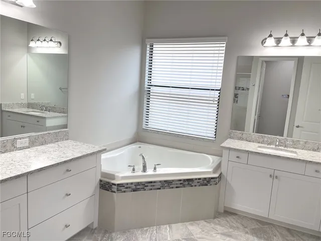 $769,000 | 4129 Amelia Way, Naples, FL 34119