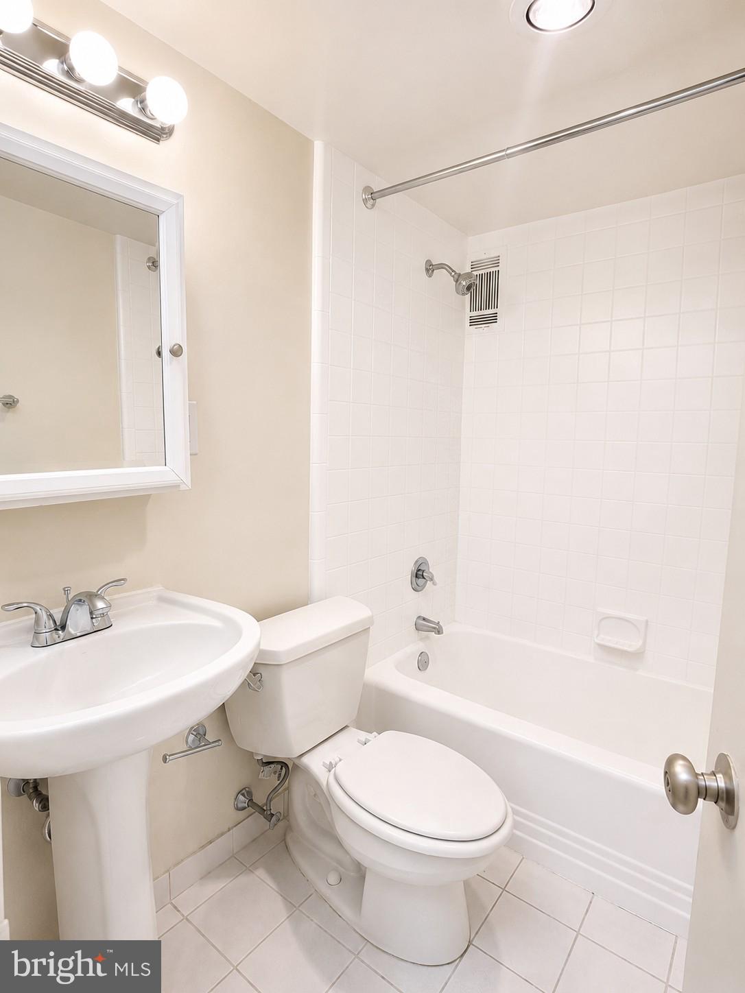 210 Locust Street, Unit 10CW Philadelphia, PA 19106 - Photo 8 of 15