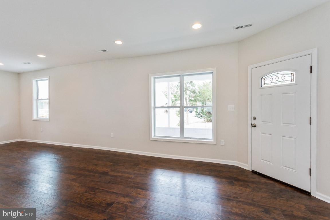 114 Riverside Road Baltimore, MD 21221 - Photo 6 of 33 LR