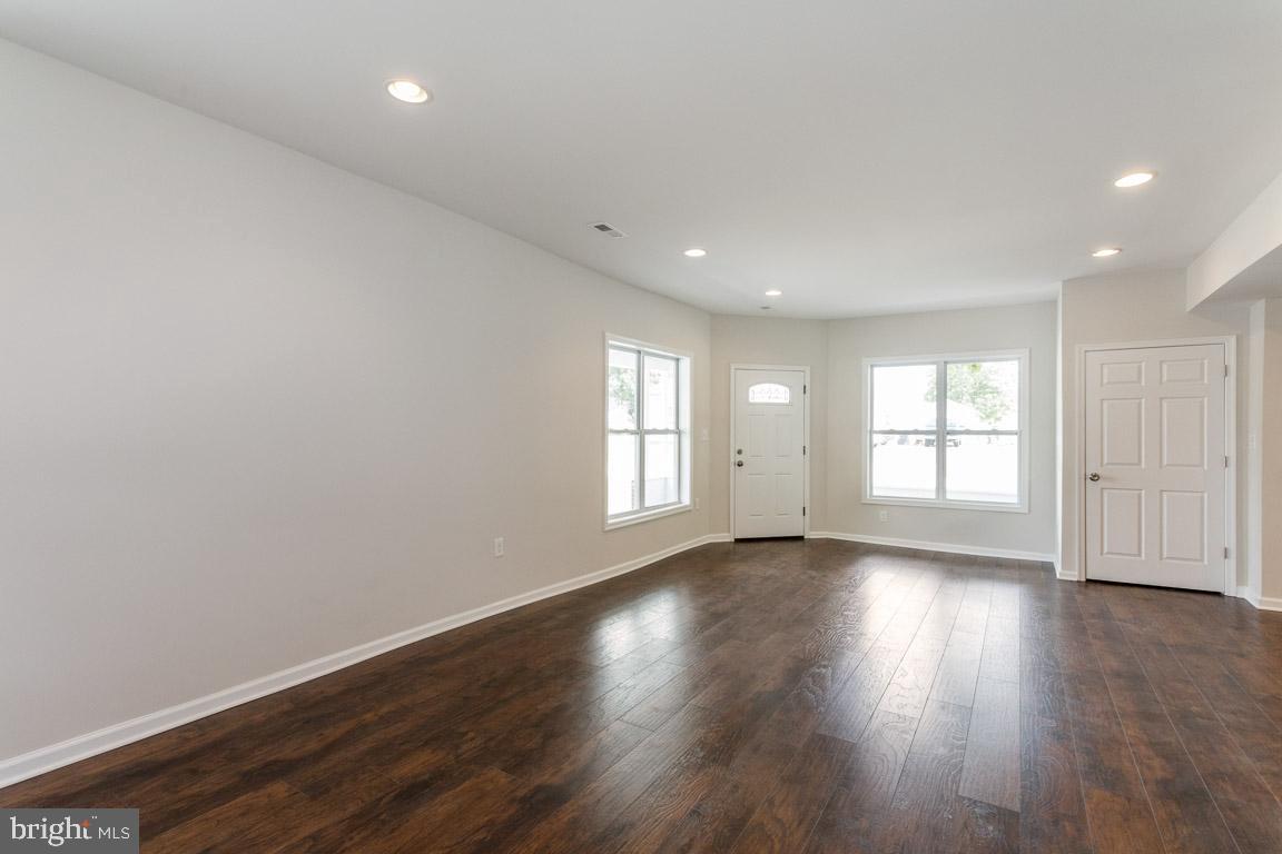 114 Riverside Road Baltimore, MD 21221 - Photo 7 of 33 LR