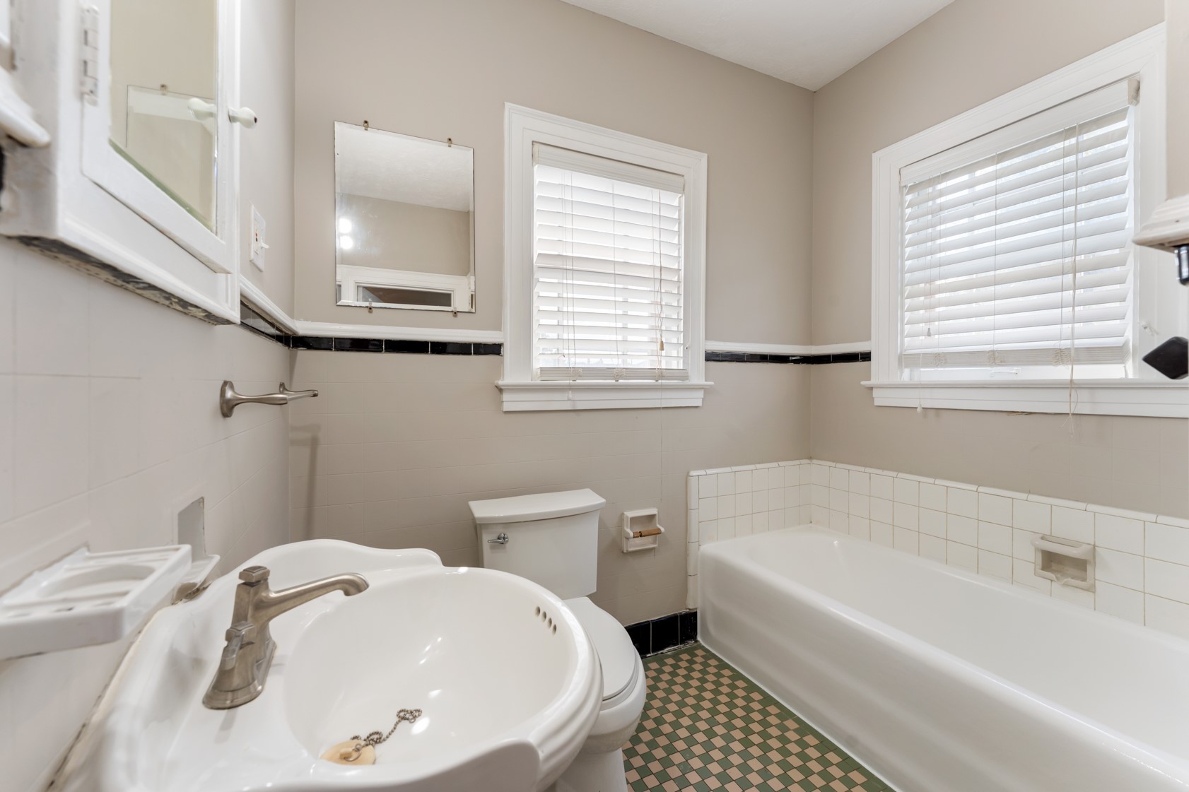 2624 Arbor Street Houston, TX 77004 - Photo 20 of 26 a bathroom with a sink and a bathtub