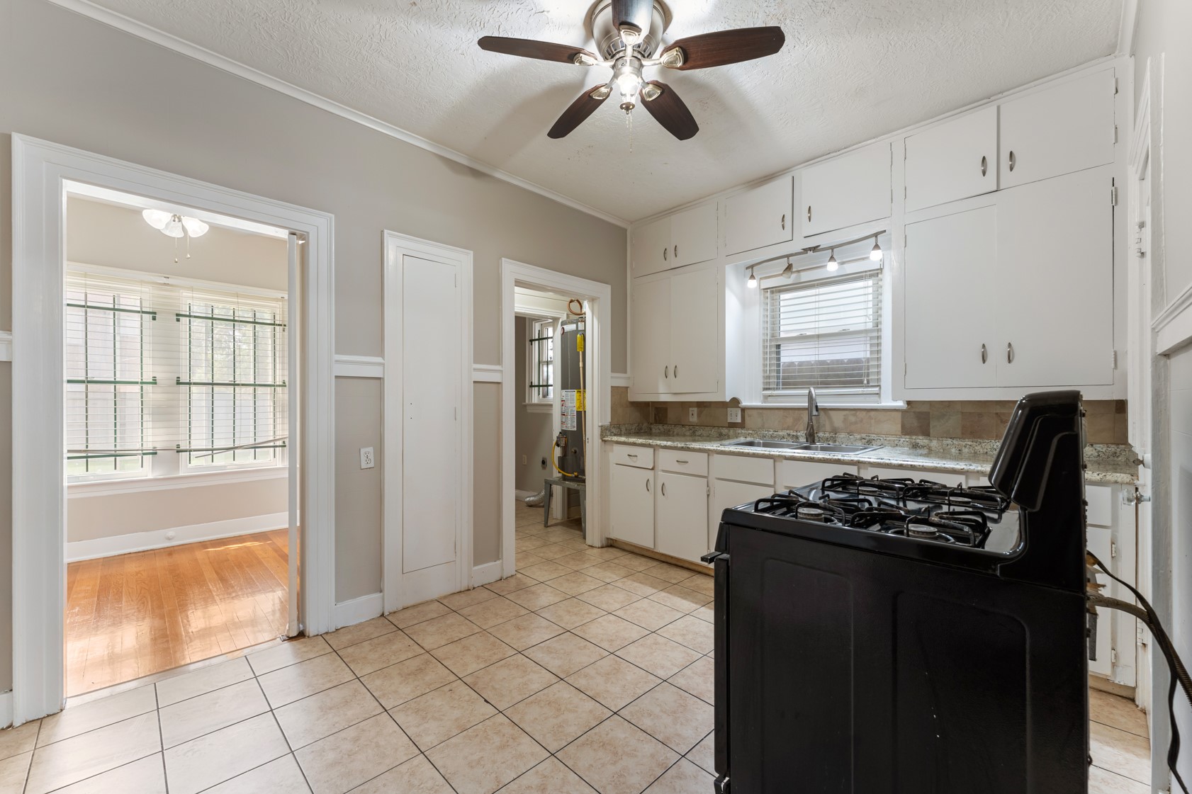 2624 Arbor Street Houston, TX 77004 - Photo 6 of 26 a kitchen with stainless steel appliances a stove a sink and a refrigerator