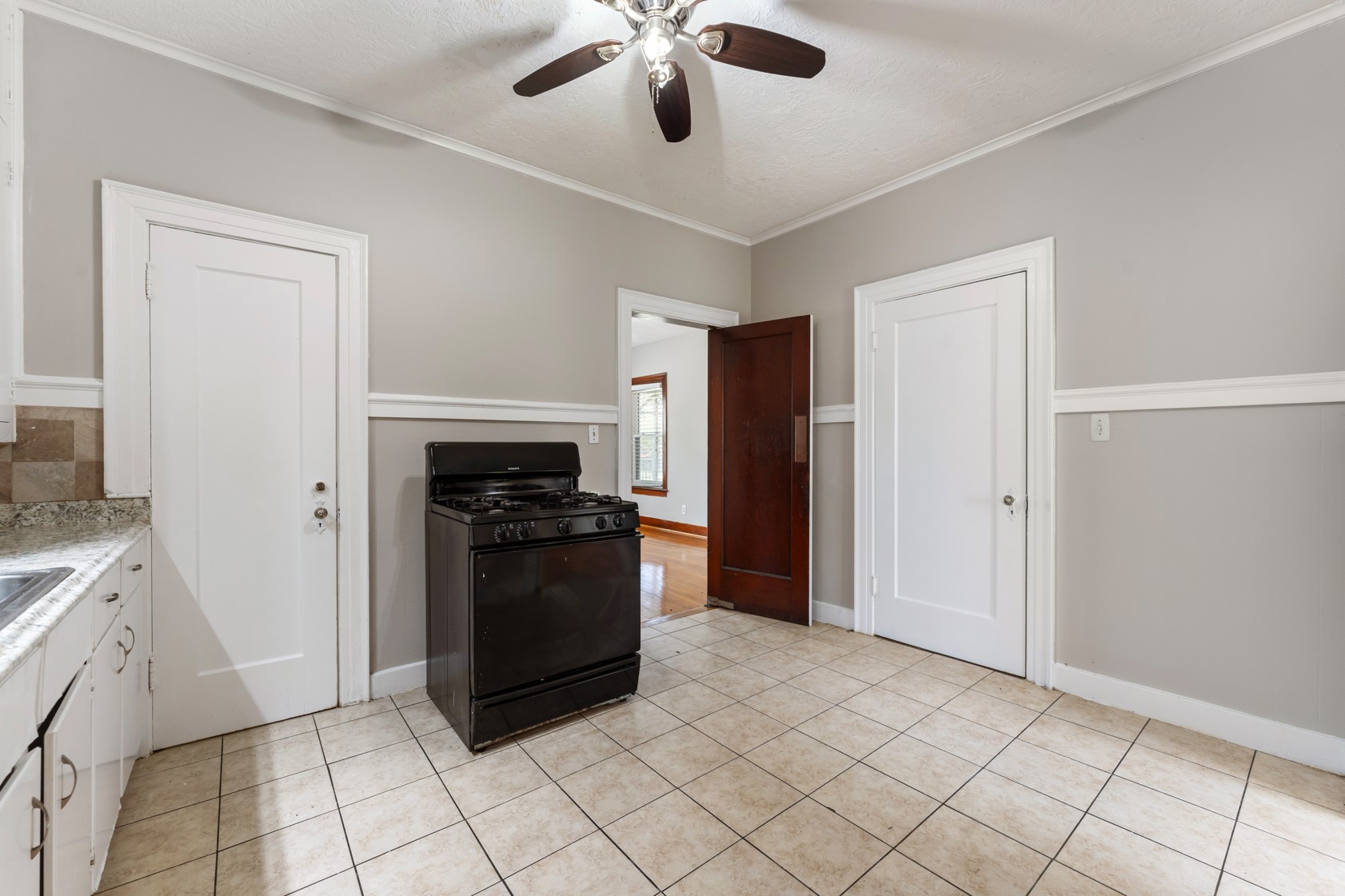 2624 Arbor Street Houston, TX 77004 - Photo 7 of 26 a kitchen with cabinets and stainless steel appliances