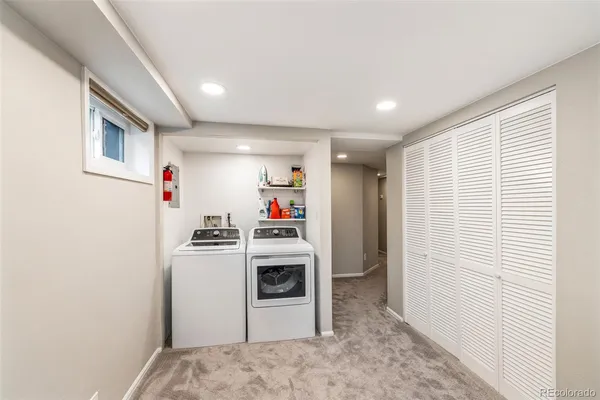 a view of a livingroom with washer and dryer