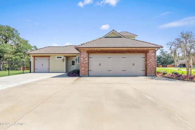 $765,000 | 1058 Angelwood Circle, Breaux Bridge, LA 70517