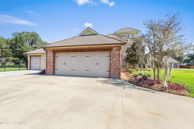 $765,000 | 1058 Angelwood Circle, Breaux Bridge, LA 70517