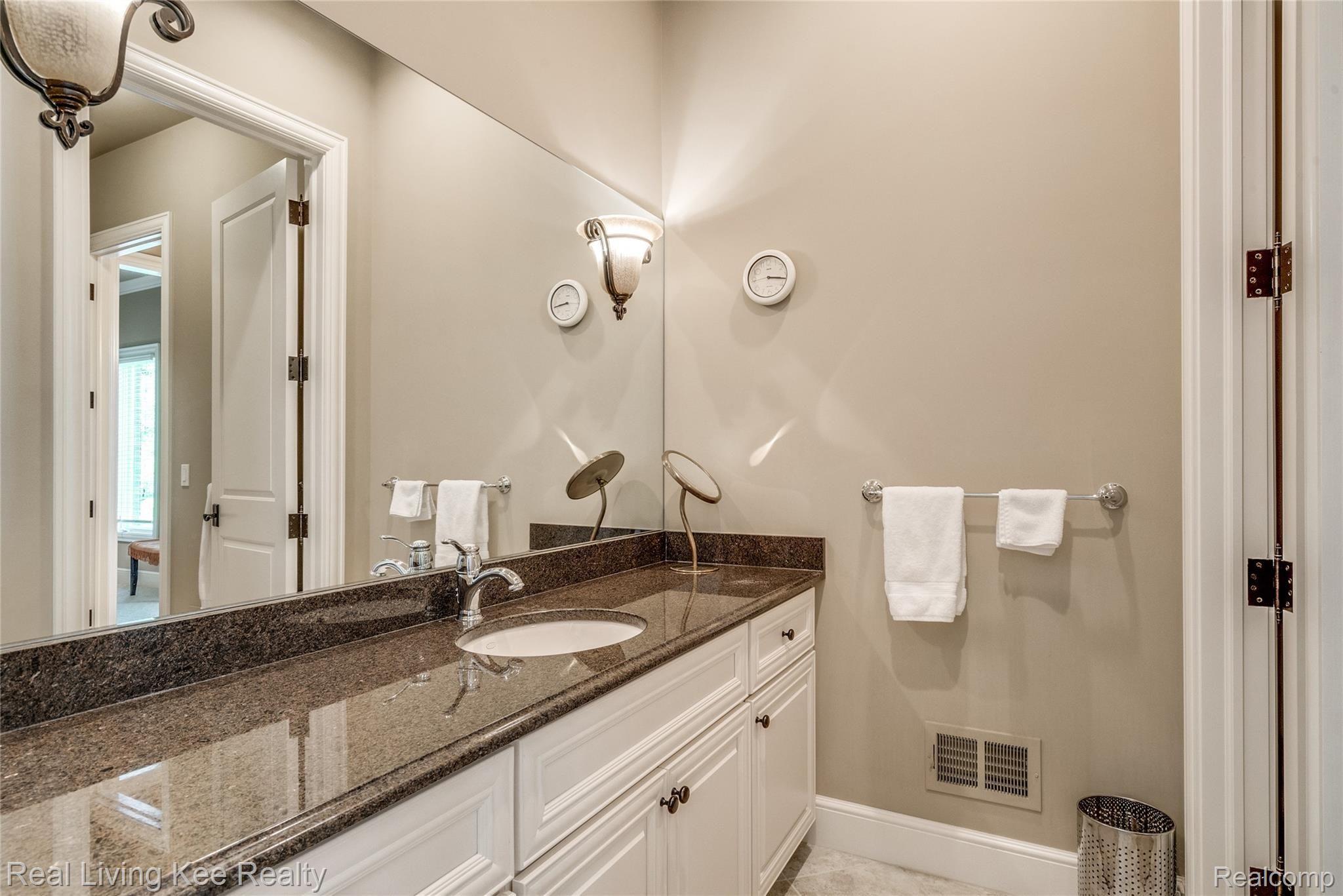 563 Wellington Circle Rochester, MI 48309 - Photo 62 of 68 Interiors (50 of 62).jpg