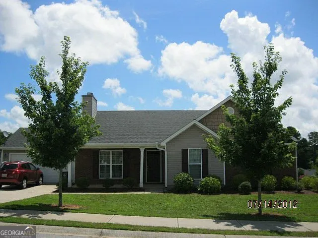 a view of a house with a yard