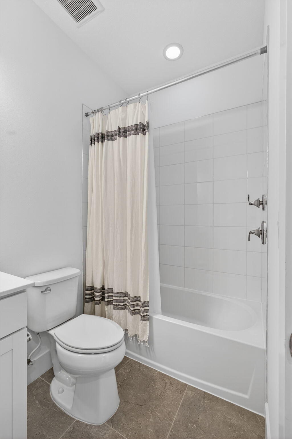 13392 Alton Road Palm Beach Gardens, FL 33418 - Photo 44 of 57 a bathroom with a toilet a sink and a bathtub