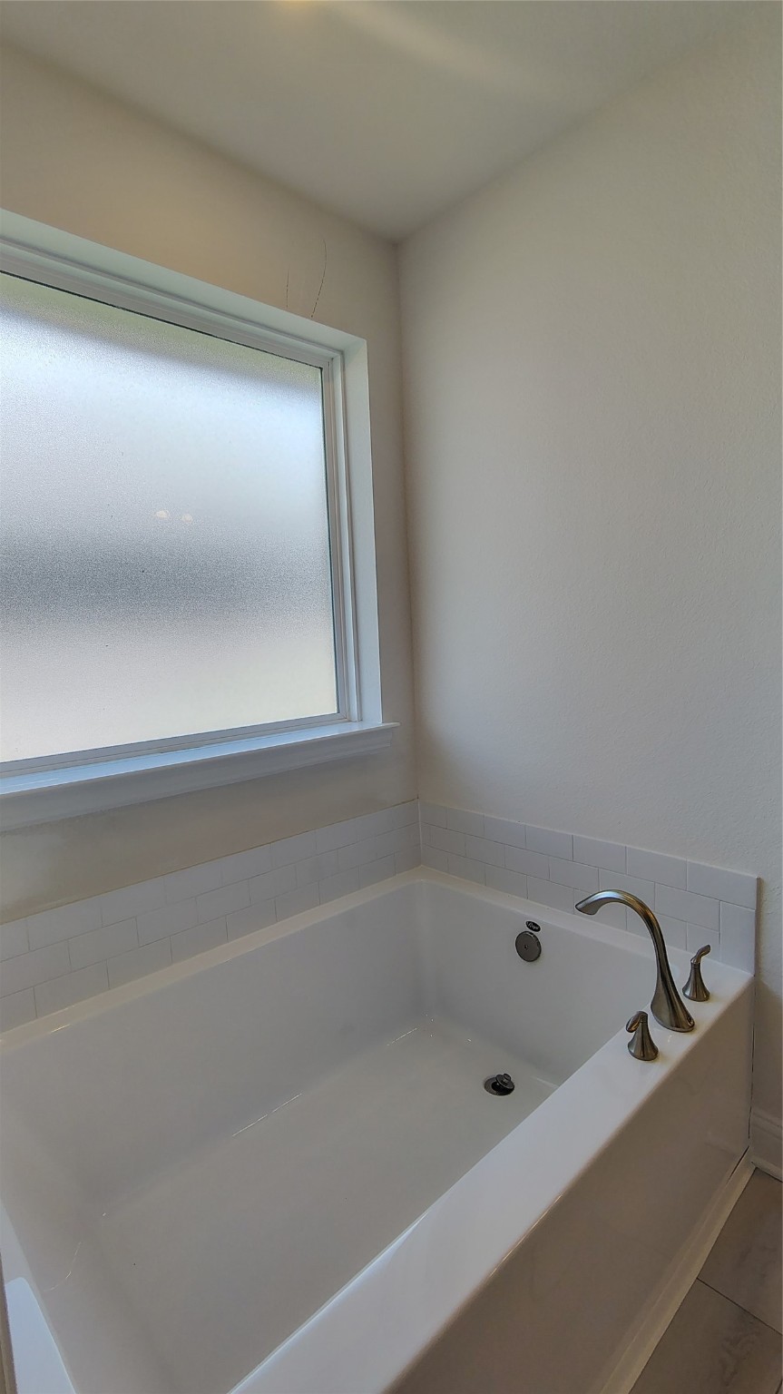 640 Greystone Lane Angleton, TX 77515 - Photo 12 of 17 a bathroom with bathtub
