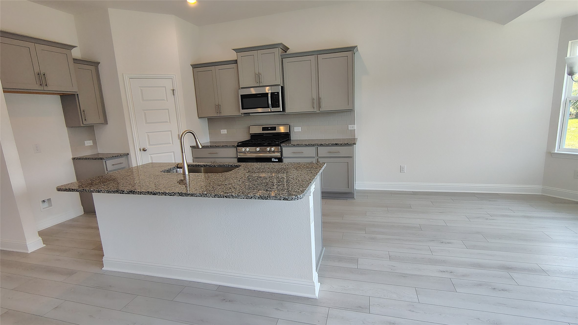 640 Greystone Lane Angleton, TX 77515 - Photo 6 of 17 a kitchen with granite countertop a sink stove and refrigerator
