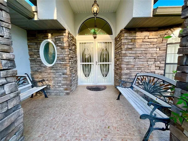 a view of entryway with outdoor seating