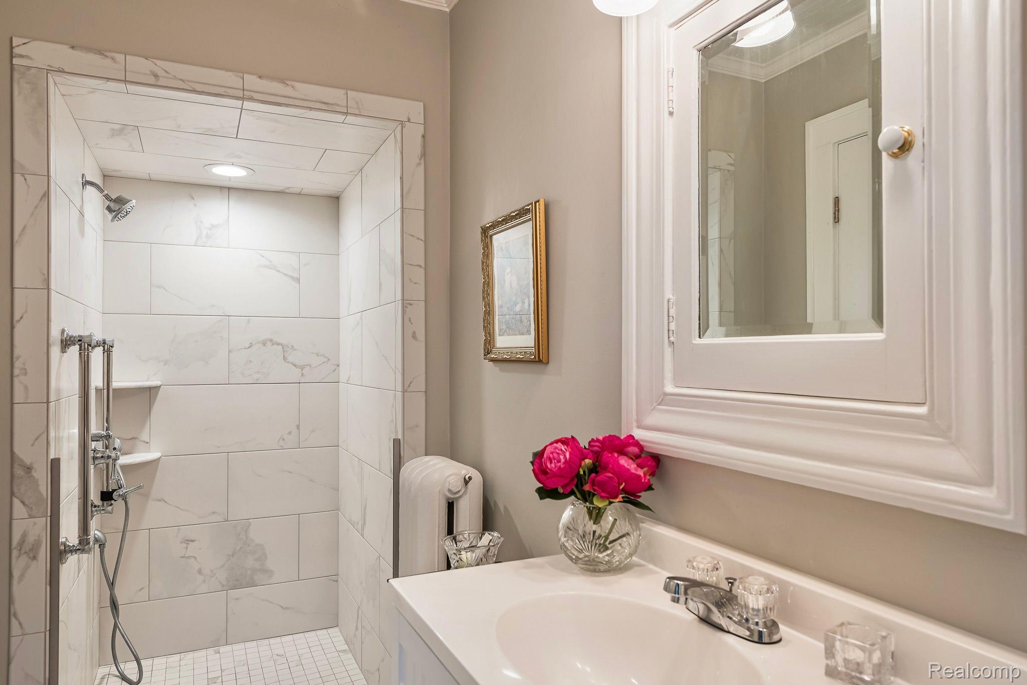 680 Rivenoak Street Birmingham, MI 48009 - Photo 14 of 31 1st Floor Bath