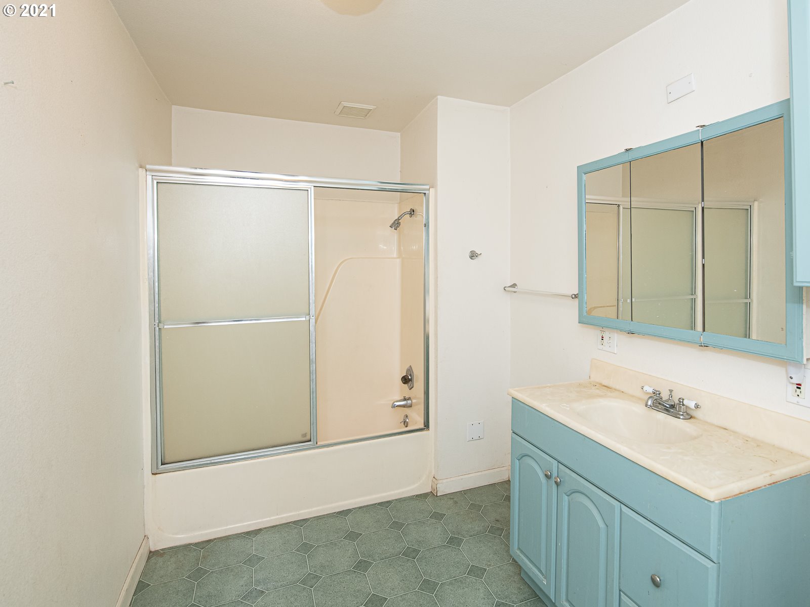 267 Northeast South Shore Road Portland, OR 97211 - Photo 13 of 26 Gallery Image 13