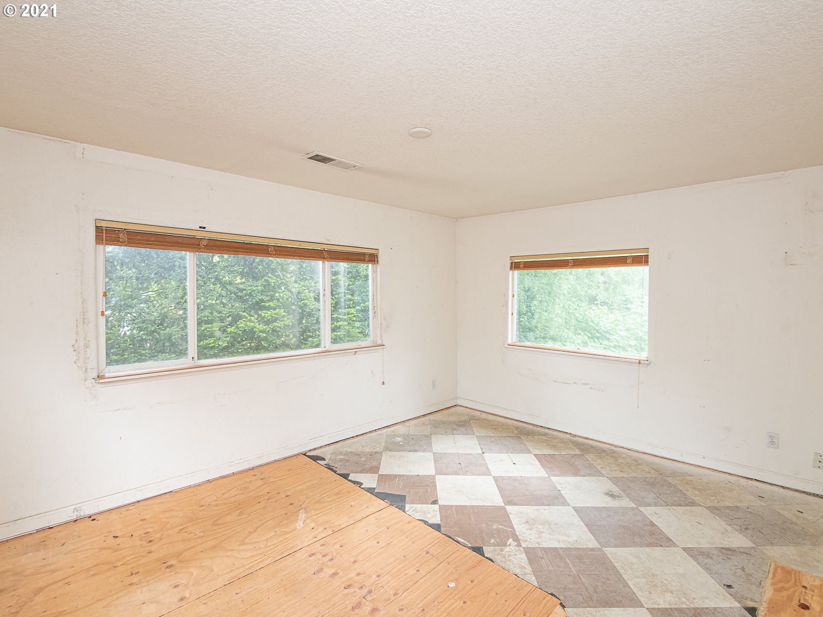 267 Northeast South Shore Road Portland, OR 97211 - Photo 17 of 26 Gallery Image 17