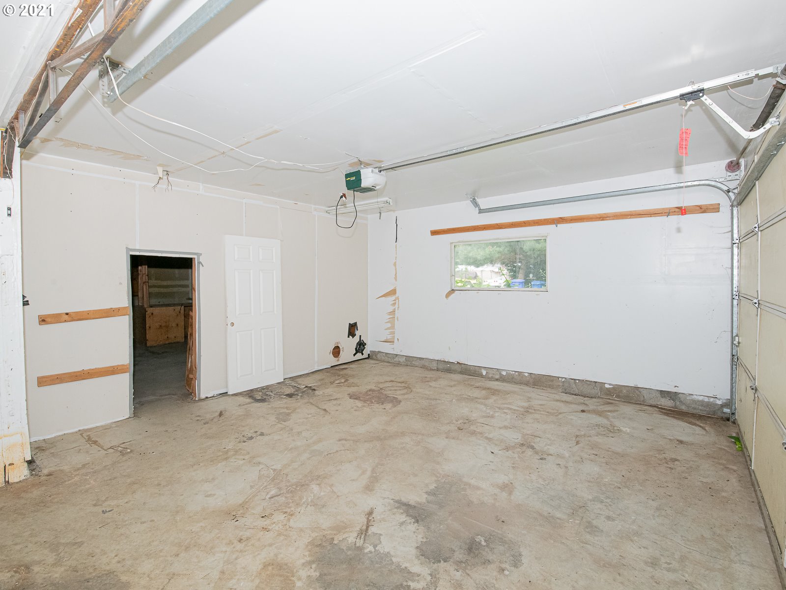 267 Northeast South Shore Road Portland, OR 97211 - Photo 18 of 26 Gallery Image 18