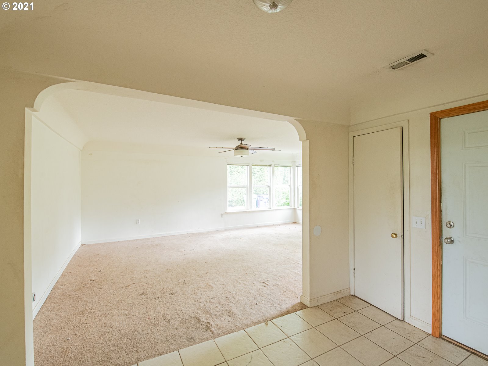 267 Northeast South Shore Road Portland, OR 97211 - Photo 3 of 26 Gallery Image 3
