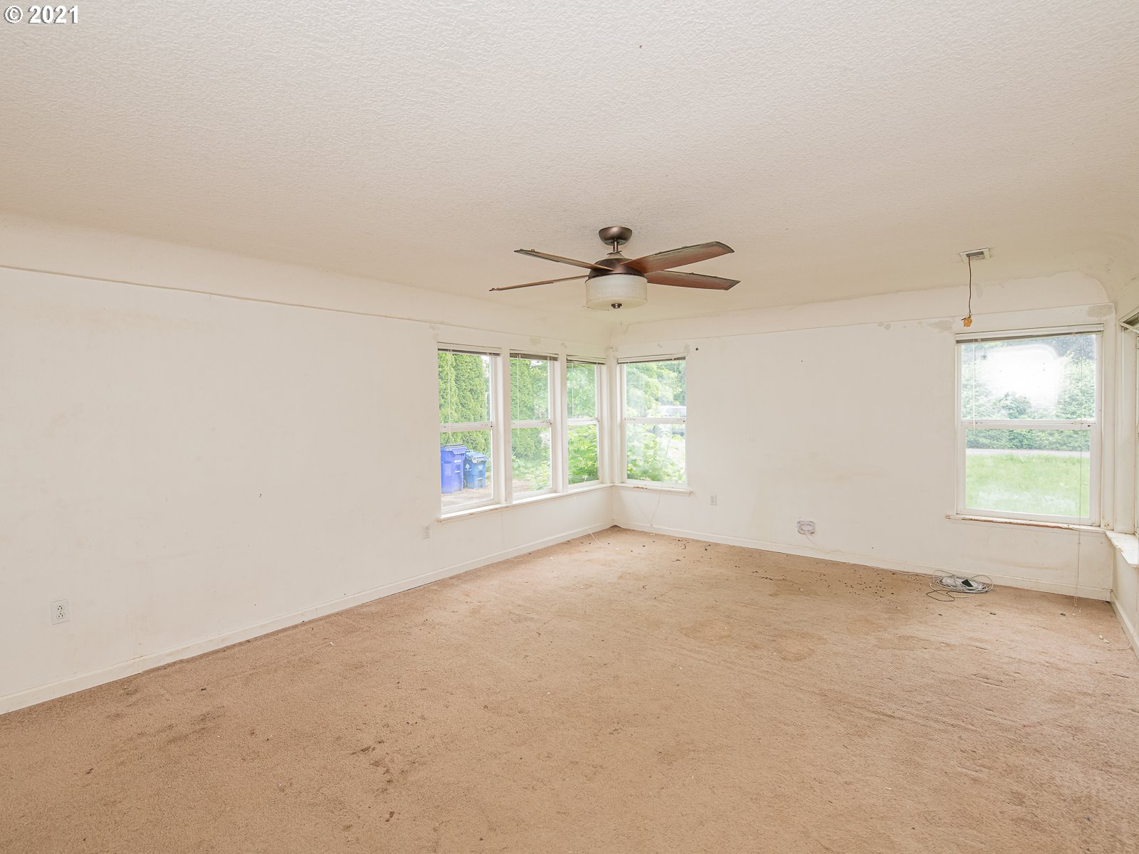 267 Northeast South Shore Road Portland, OR 97211 - Photo 4 of 26 Gallery Image 4