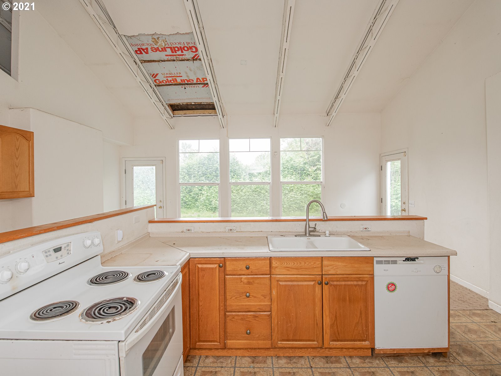 267 Northeast South Shore Road Portland, OR 97211 - Photo 8 of 26 Gallery Image 8
