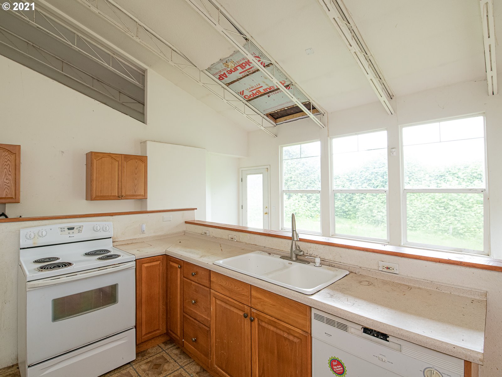 267 Northeast South Shore Road Portland, OR 97211 - Photo 9 of 26 Gallery Image 9