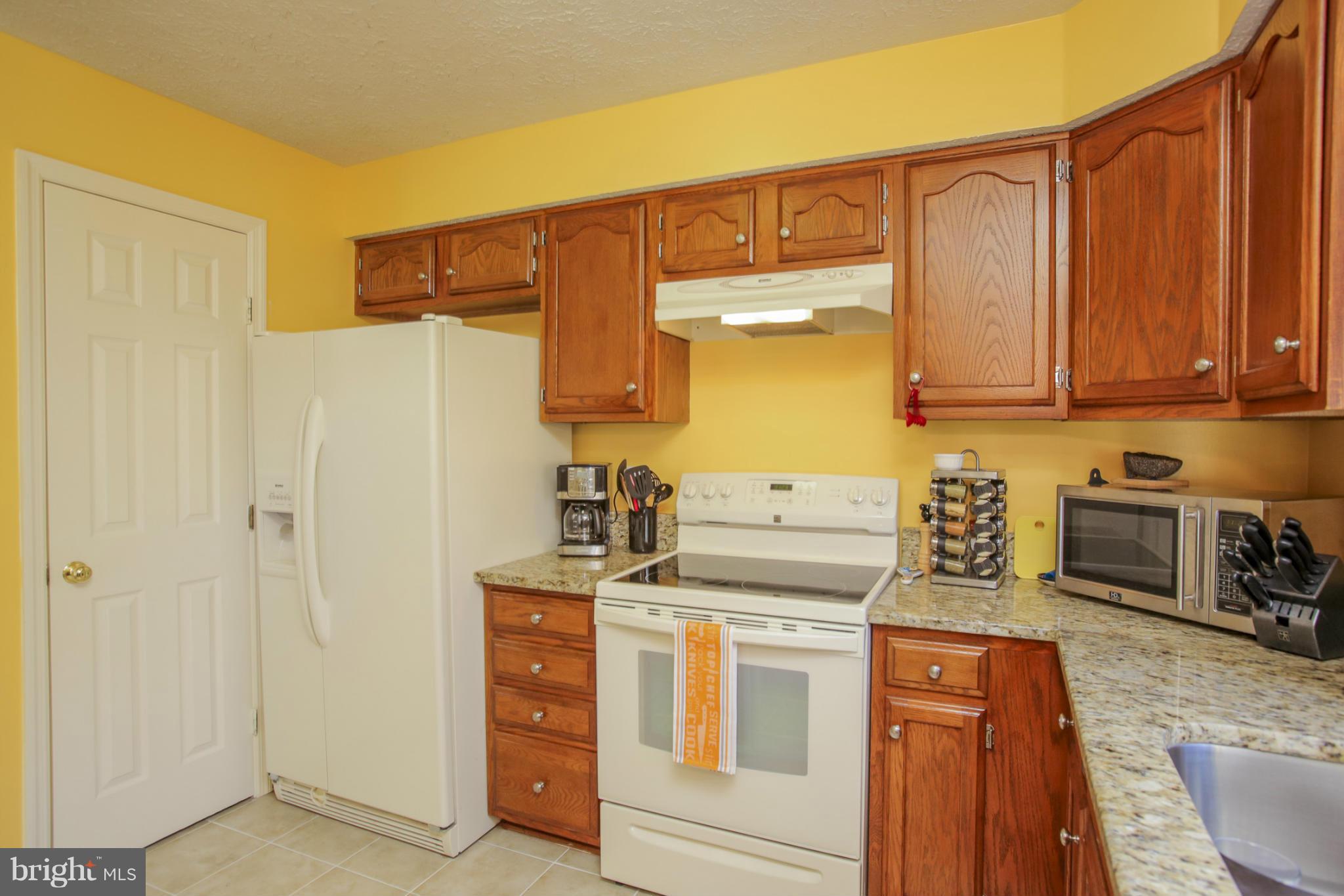 14073 Winding Ridge Lane Centreville, VA 20121 - Photo 11 of 29 Kitchen - new stove, ceramic tiles, Granite
