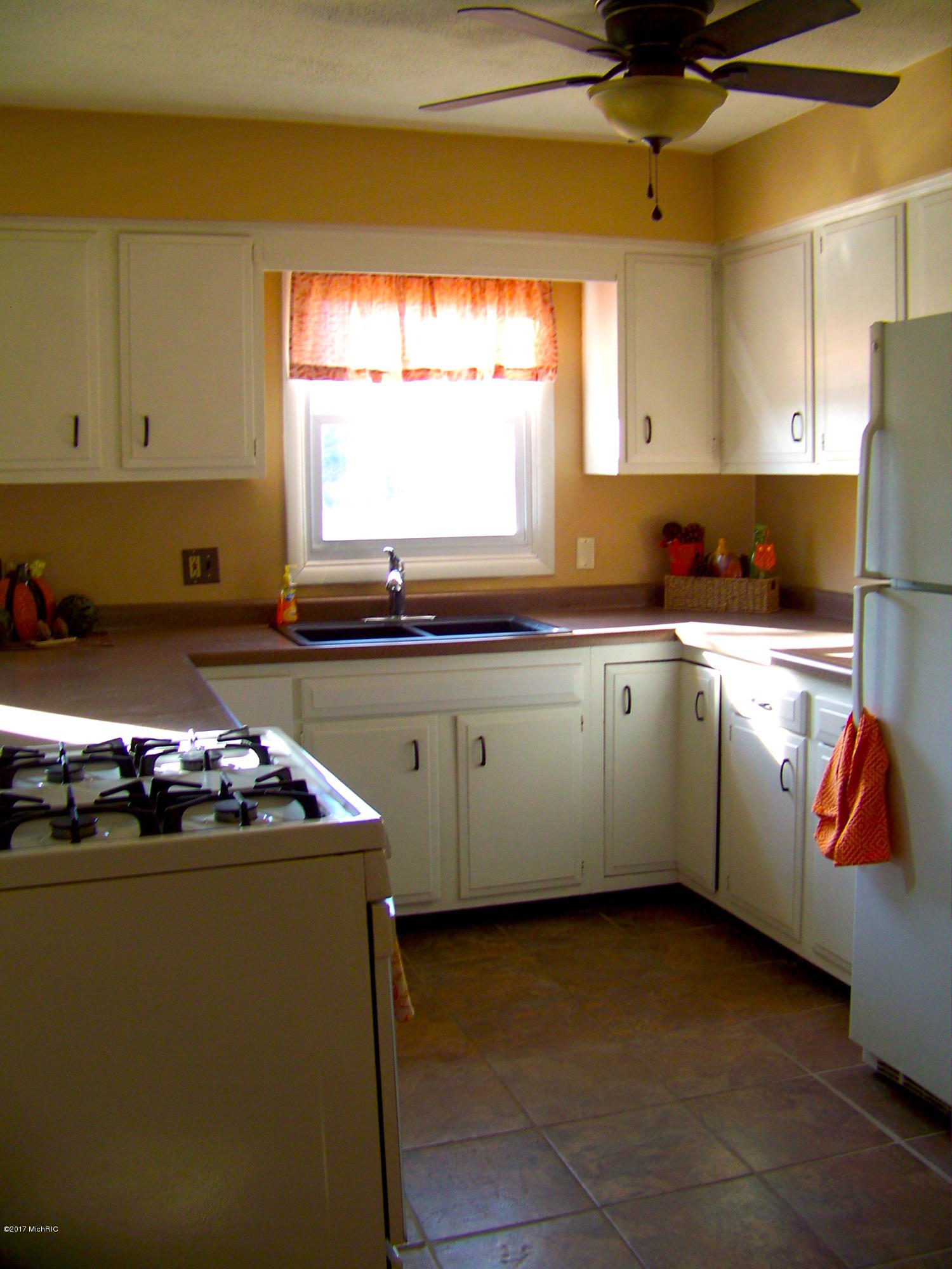 707 East State Street Belding, MI 48809 - Photo 7 of 15 100_2400