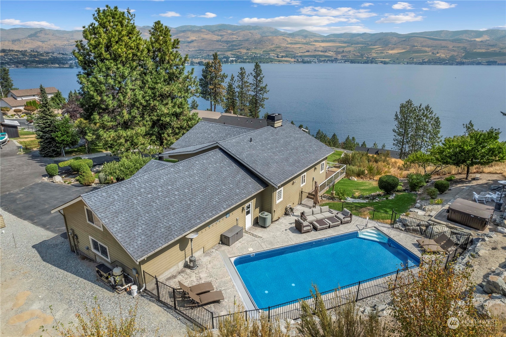 4041 Lakeview Place Chelan, WA 98816 - Photo 1 of 40 Gallery Image 1