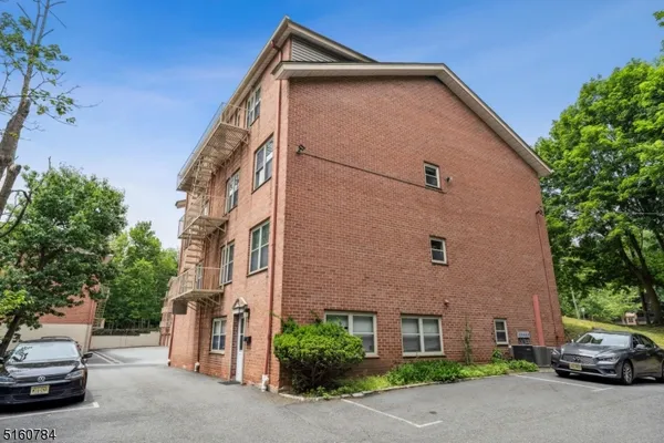 $4,200 | 31 Upper Mountain Avenue, Unit 4, Montclair, NJ 07042