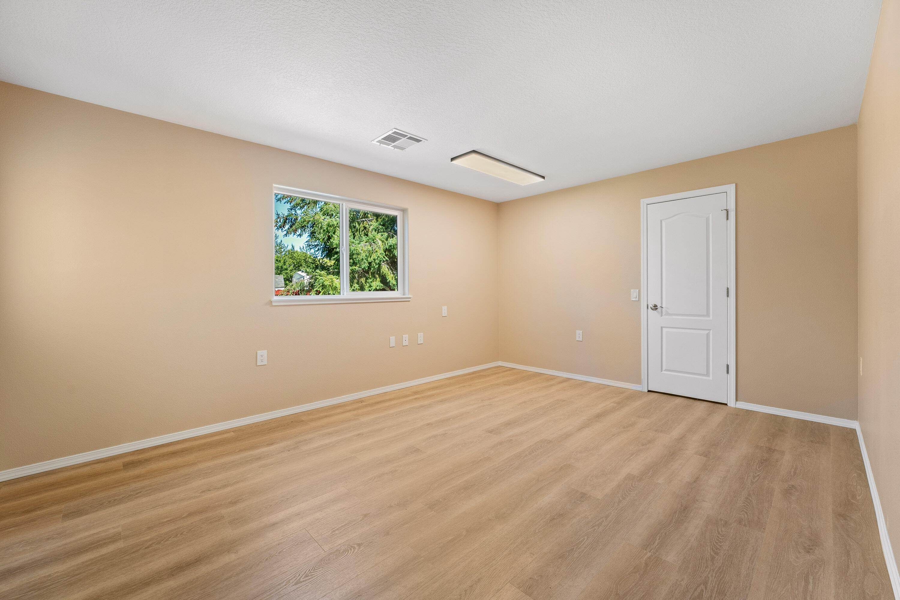 1692 Leonard Road Grants Pass, OR 97527 - Photo 19 of 36 Bedroom