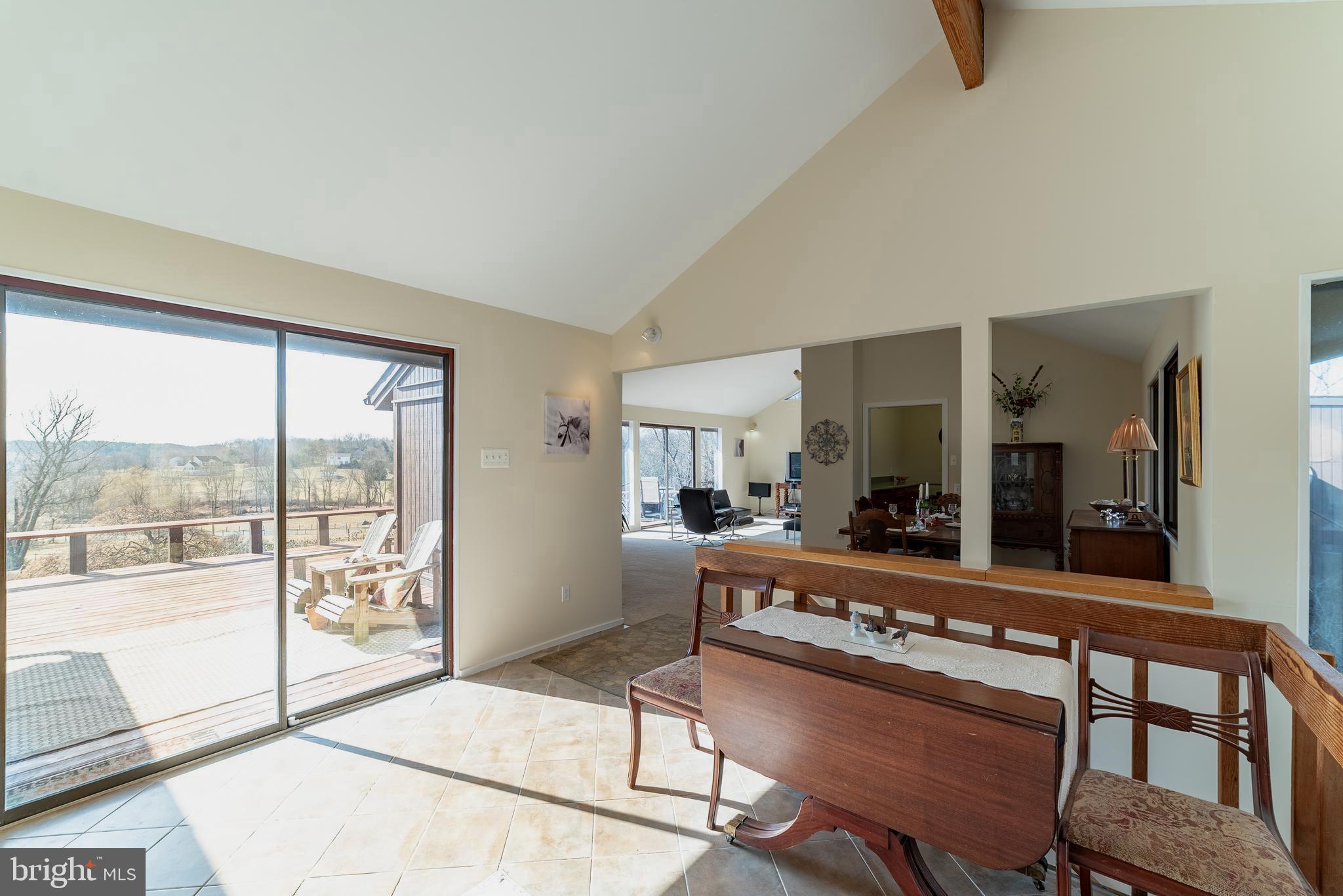 Open, bright entrance foyer