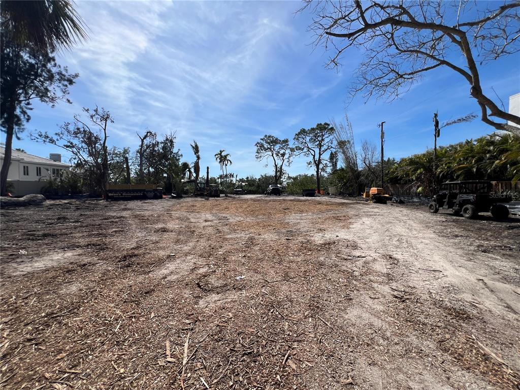 7510 Midnight Pass Road Sarasota, FL 34242 - Photo 9 of 25 a backyard of a house with plants and large trees