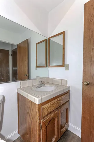 a view of a yard with an tree