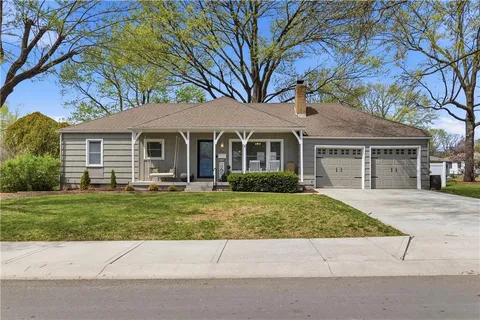 $315,000 | 815 South Brentwood Street, Olathe, KS 66061