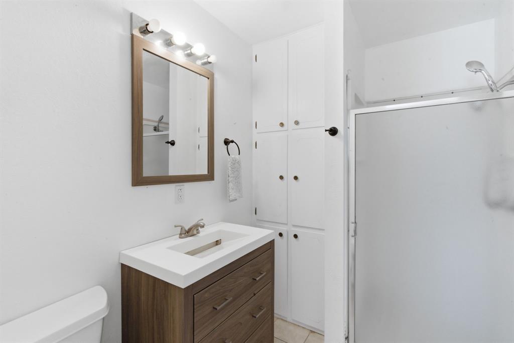 504 North Hall Street Hamilton, TX 76531 - Photo 20 of 31 a bathroom with a sink a toilet and shower