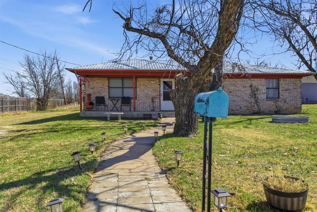 504 North Hall Street Hamilton, TX 76531 - Photo 2 of 31 a front view of a house with garden