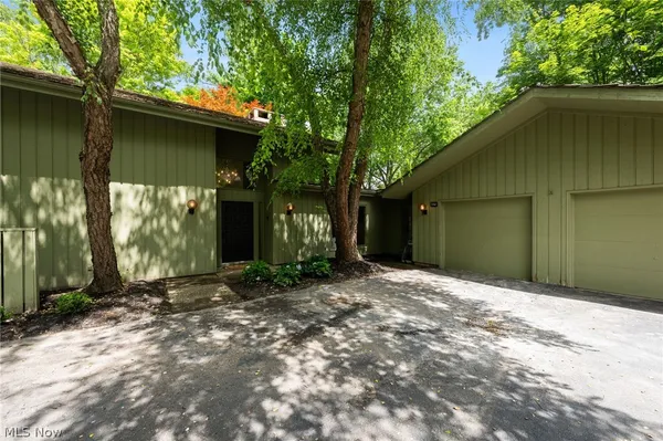 $455,000 | 550 Russet Woods Lane, Unit 25, Aurora, OH 44202