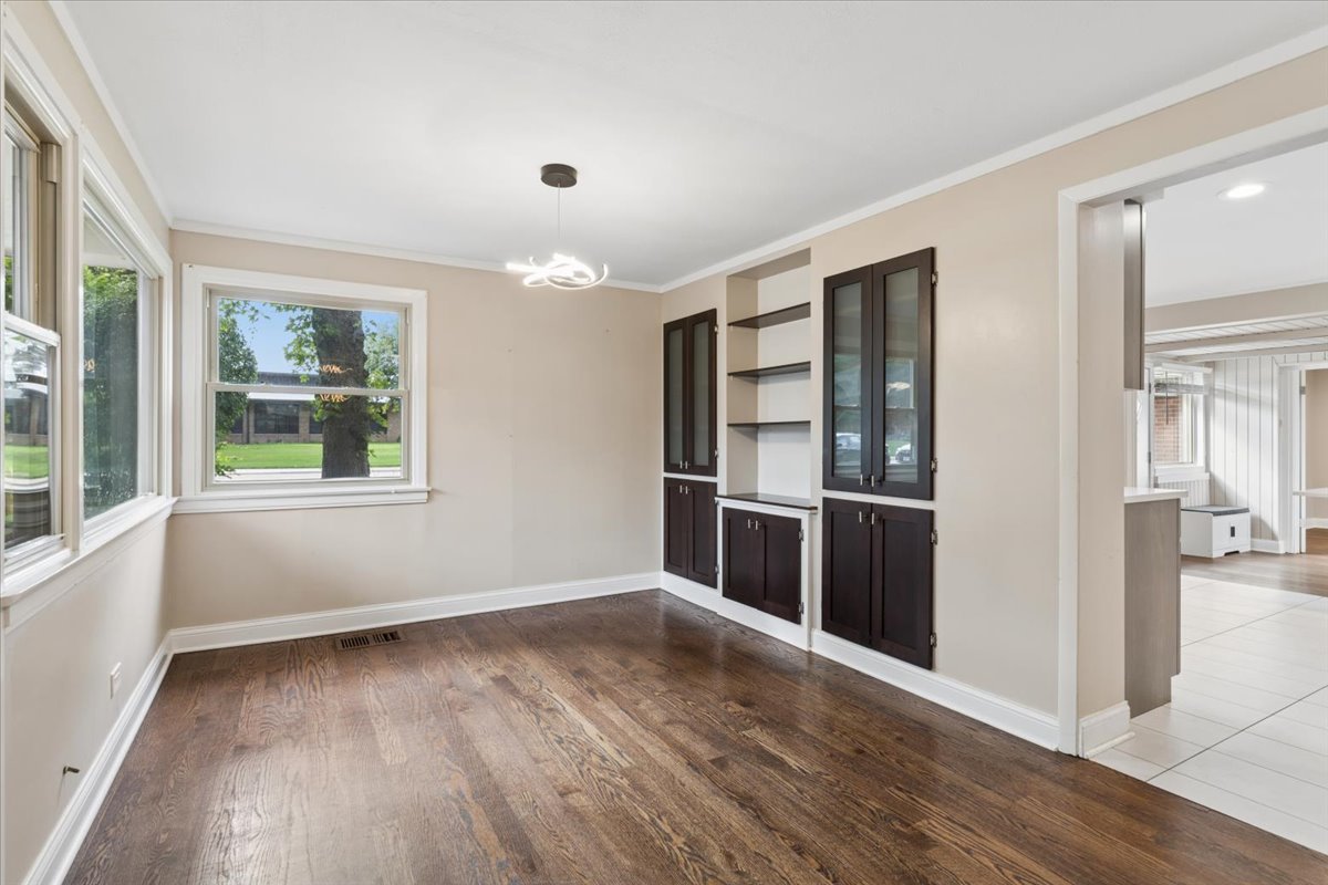 2392 Manor Lane Park Ridge, IL 60068 - Photo 5 of 21 Gallery Image 5
