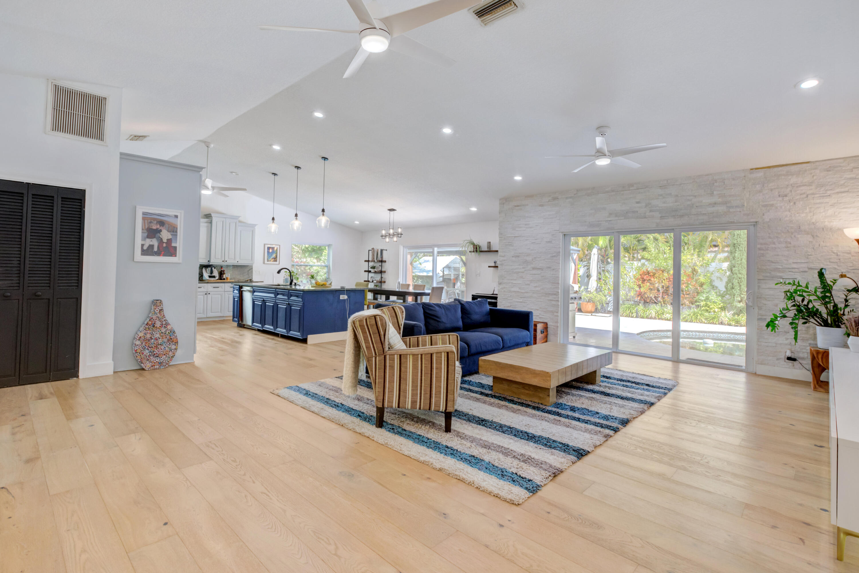 365 Redwood Lane Boca Raton, FL 33487 - Photo 11 of 31 Living Room