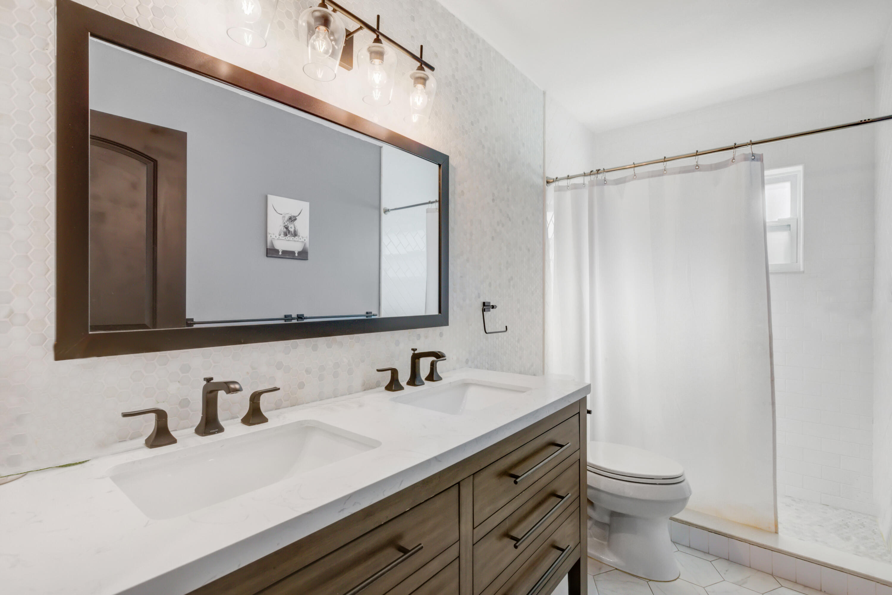 365 Redwood Lane Boca Raton, FL 33487 - Photo 17 of 31 Guest Bathroom