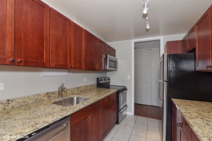 655 West Irving Park Road, Unit 4202 Chicago, IL 60613 - Photo 6 of 13