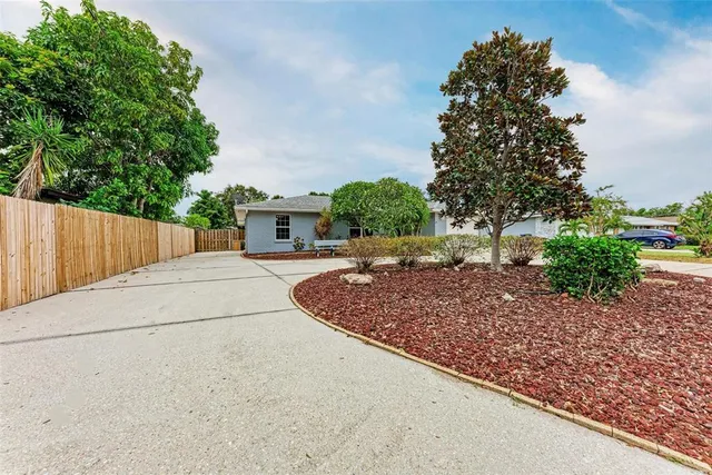 a view of a backyard