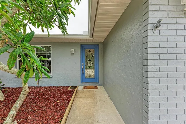 a view of entryway with a tree